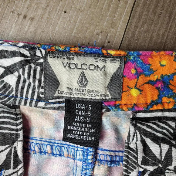 Volcom Floral Frochickie 2 1/2" Short "I MUST HAVE" Size 5 Juniors Pink Blush - Picture 5 of 15